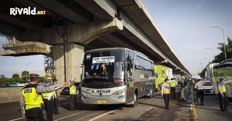 Bus AKAP Diminta Putar Balik di Perbatasan Bekasi Karawang